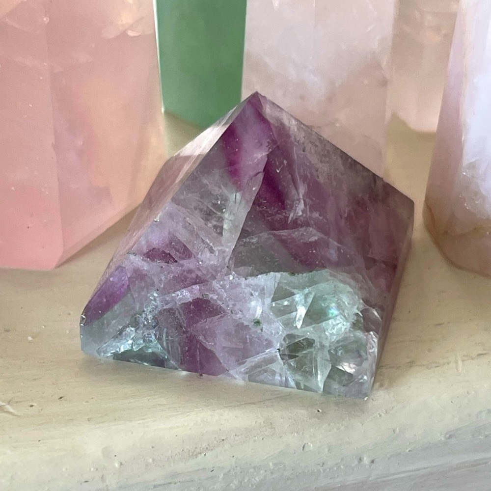 Genuine fluorite gemstone pyramid - Picture 3 of 3